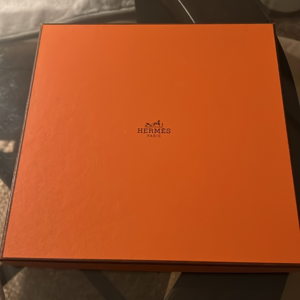 Hermes “H” silk scarf. Authentic. Never worn. - Picture 5 of 6